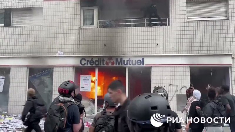 JUST IN: 🇫🇷 Crédit Mutuel bank office burned down by protesters in France.📰 Full Story @WatcherGuru