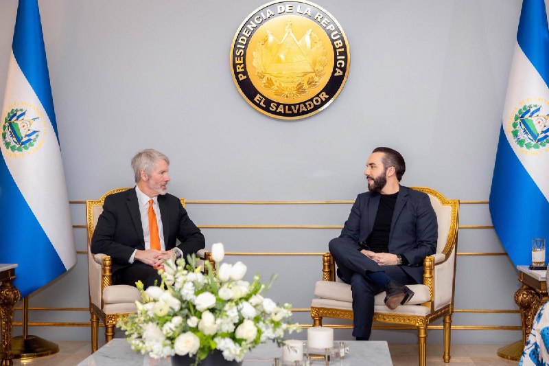 JUST IN: 🇸🇻 Michael Saylor met with El Salvador's President Nayib Bukele to discuss accelerating global Bitcoin adoption.@WatcherGuru
