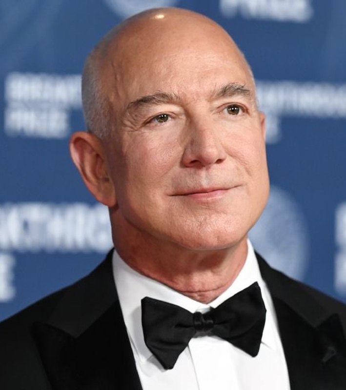 JUST IN: Jeff Bezos sells $665 million worth of Amazon $AMZN shares.@WatcherGuruJUST IN: Jeff Bezos sells $665 million worth of Amazon $AMZN shares.@WatcherGuru