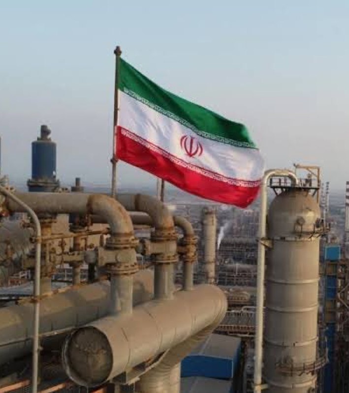 JUST IN: 🇮🇱🇮🇷 Israel threatens to strike Iranian oil and gas refineries.@WatcherGuruJUST IN: 🇮🇱🇮🇷 Israel threatens to strike Iranian oil and gas refineries.@WatcherGuru