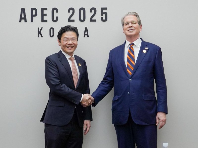 JUST IN: 🇺🇸🇸🇬 Treasury Secretary Bessent meets with Singapore Prime Minister to increase adoption of crypto and stablecoins.@WatcherGuru